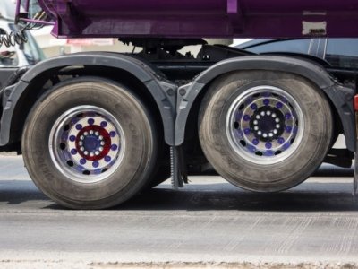 Секрет «ленивца»: Зачем тягачам нужна подъемная ось?