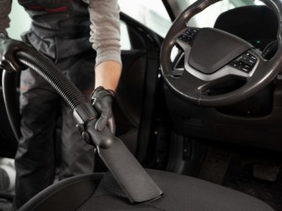 Чистота в рейсе: Как правильно пылесосить кабину грузовика?