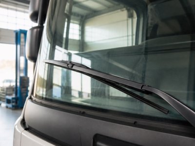 Щетки стеклоочистителя грузовика оставляют полосы: что проверить перед дождем
