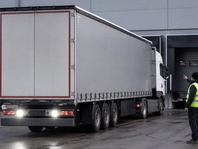 Сигнал заднего хода грузовика молчит: что проверить до работы у рампы