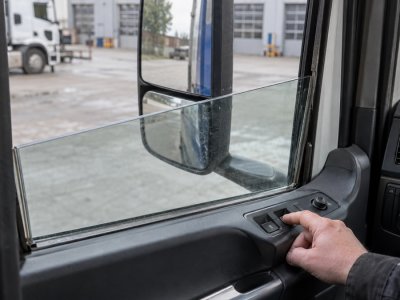Стеклоподъемник грузовика движется рывками: что проверить