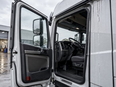 Дверь кабины пропускает воду и свистит: что проверить