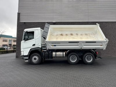 Самосвал DAF XFc 480 FAT 6X4: Мощь и инновации для тяжелых работ