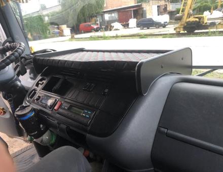 Полка на панель Mercedes Atego (экокожа черная с красной прошивкой)
