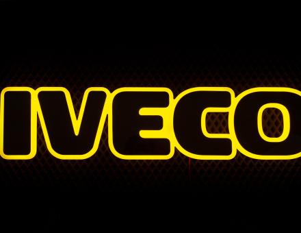 Надпись на решетку Iveco нержавейка с оранжевой подсветкой (60см.*14см.)