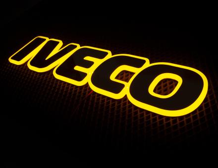 Надпись на решетку Iveco нержавейка с оранжевой подсветкой (60см.*14см.)