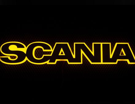 Надпись на решетку Scania нержавейка с оранжевой подсветкой (82см.*14см.)