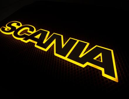 Надпись на решетку Scania нержавейка с оранжевой подсветкой (82см.*14см.)