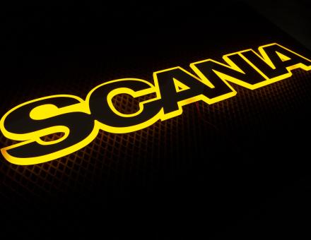 Надпись на решетку Scania нержавейка с оранжевой подсветкой (82см.*14см.)