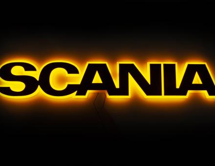 Надпись на решетку Scania черная с оранжевой подсветкой (82см.*14см.)