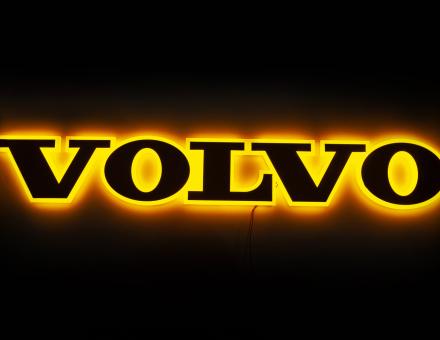 Надпись на решетку Volvo нержавейка с оранжевой подсветкой (89см.*13,5см.)