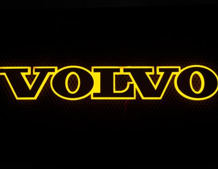 Надпись на решетку Volvo нержавейка с оранжевой подсветкой (89см.*13,5см.)