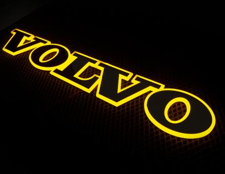 Надпись на решетку Volvo нержавейка с оранжевой подсветкой (89см.*13,5см.)