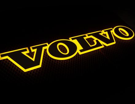 Надпись на решетку Volvo нержавейка с оранжевой подсветкой (89см.*13,5см.)